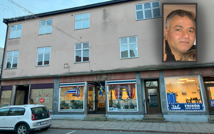 Bilden visar ett hus med en affärslokal i botten. Inflikad i högra hörnet syns en porträttbild på en man.