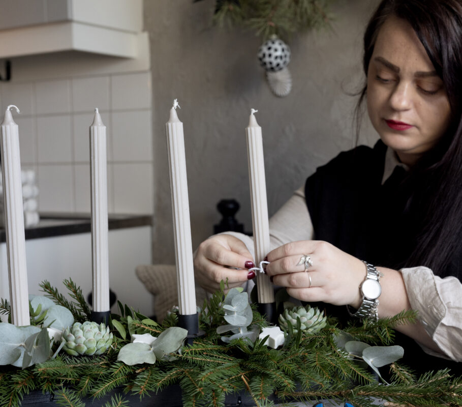 Minnena från Cecilias egna barndomsjular präglas av otrygghet som en konsekvens av de vuxnas alkoholmissbruk. Nu vill hon ge liv åt nya, ljusare traditioner. 