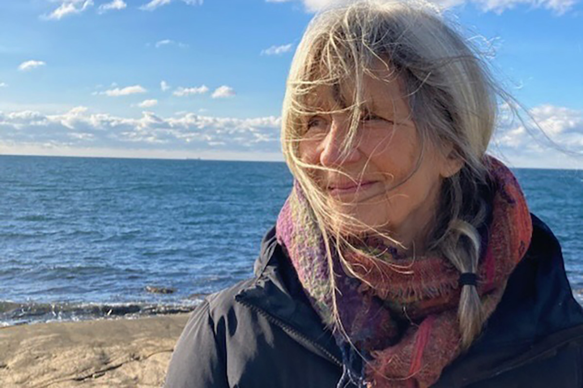 Ewa Wilhelmsson bor numera på Hönö i Göteborgs skärgård. Men hon saknar sitt sammanhang och sitt sociala nätverk hemma i Masthugget, som betyder livskvalitet.