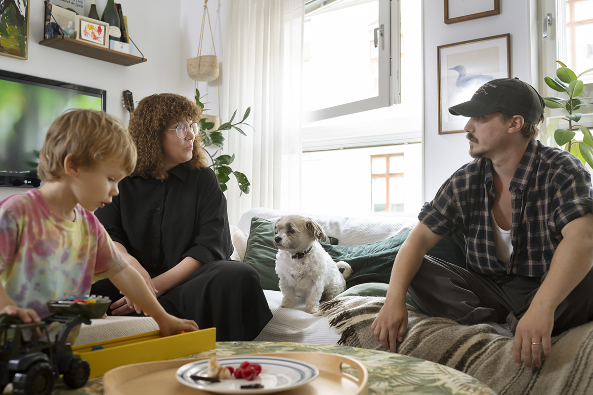 Julia och Johan Fröckberg hade tänkt byta bostad i lugn och ro. Det blev tvärtom. Efter flera flyttar bor de i dag i en liten tvåa i Haga med sonen Sam, 3, och hunden Elsa.