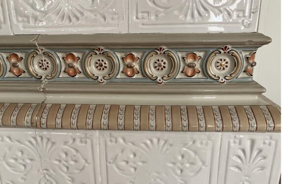 Detaljbild av bården på en kakelugn.