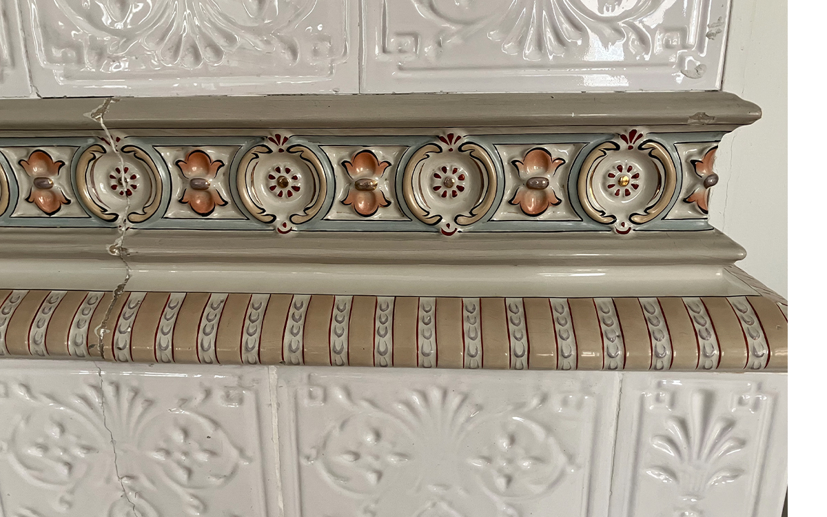 Detalj av kakelugnskanten.