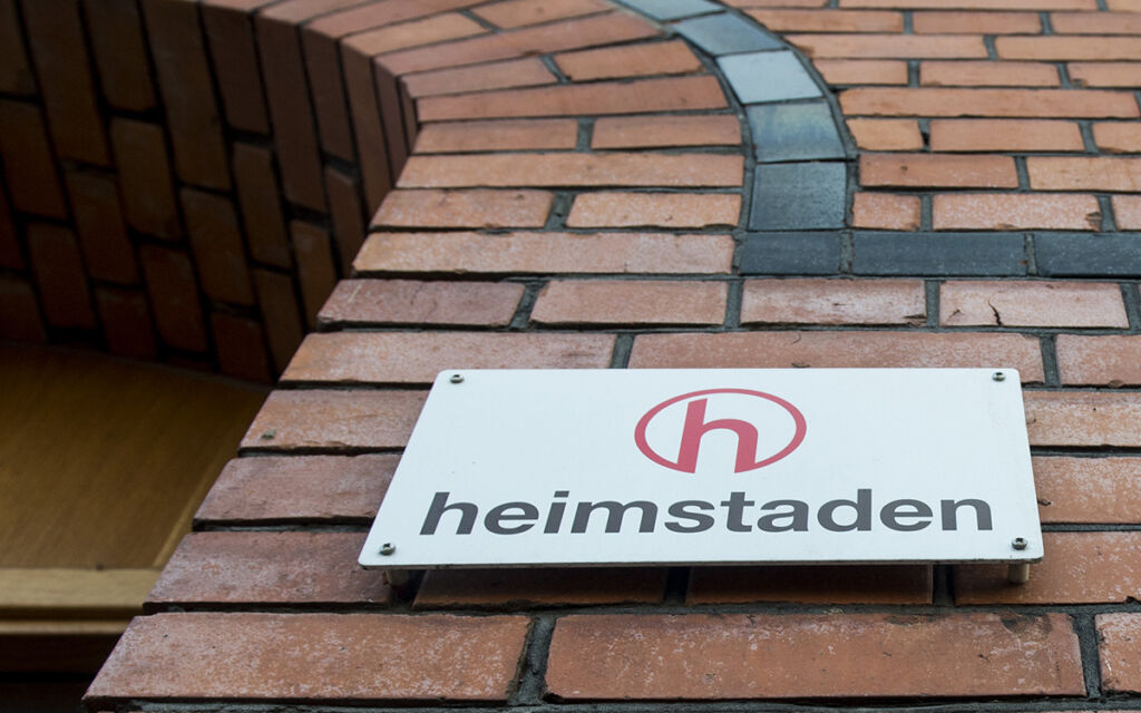 Skylt med Heimstadens logga. Korv och olja brann i hyresrätt