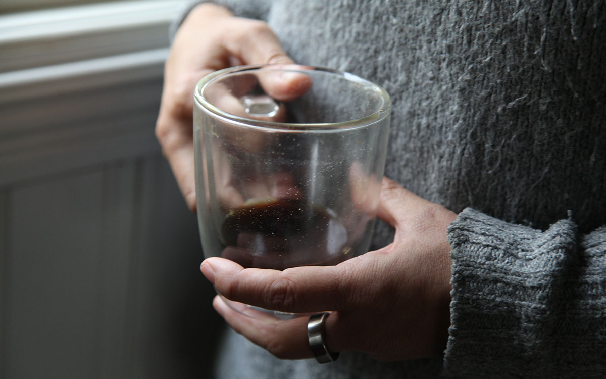 Lina berättar att hon står i morgonrock och tofflor i köket och har precis tagit sitt kaffe när hon märker att det händer något utanför stugan. 