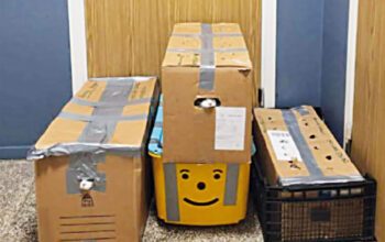 Flyttkartonger utanför en lägenhet.