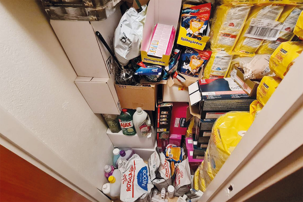 En litet förråd fullt med kattmat.