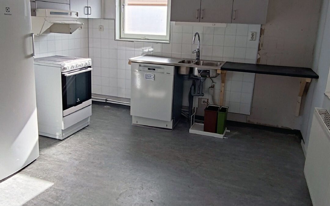 Den funktionshindrade hyresgästen, som sitteri rullstol, kan inte använda sitt kök, efter att hyresvärden satt in en provisorisk lösning efter en vattenskada och vägrar att återställa köket.