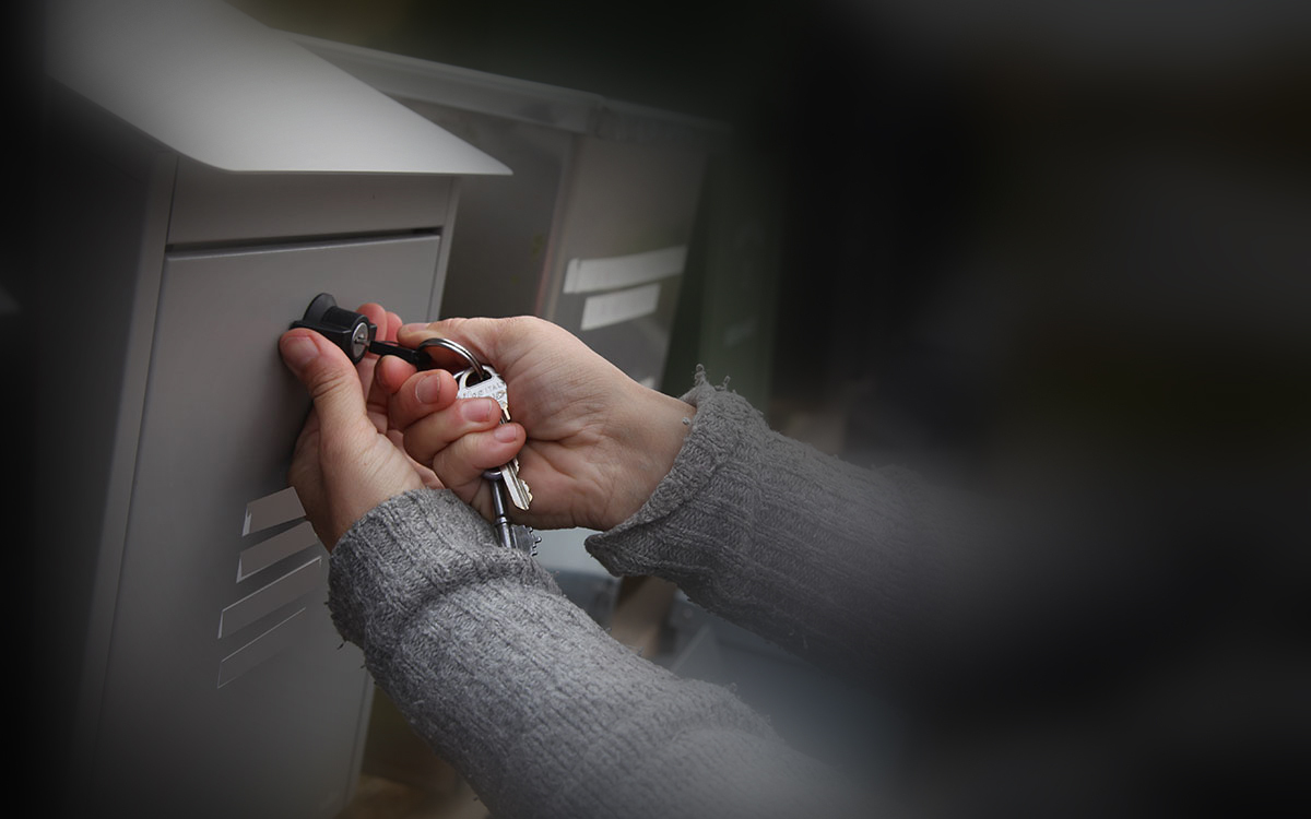 ”Ibland har jag struntat i att gå till brevlådan för jag vill inte veta om det kommit fler brev till okända,” säger Lina. Numera har hon en brevlåda med lås.