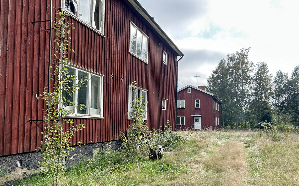 Två röda och nedgångna trädhus.