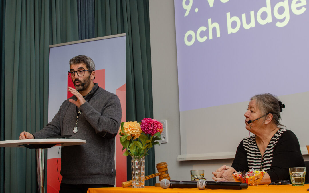 Regionchef Pedram Kouchakpour presenterar budgetförslaget för 2026 och 2027. Budgeten antogs senare av ett enhälligt regionfullmäktige. Till höger mötesordförande Marie Nordin, som även är vice regionordförande.