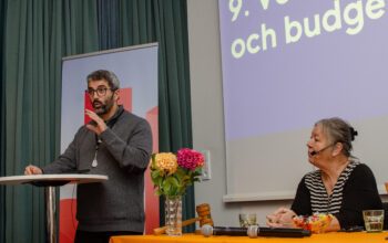 Regionchef Pedram Kouchakpour presenterar budgetförslaget för 2026 och 2027. Budgeten antogs senare av ett enhälligt regionfullmäktige. Till höger mötesordförande Marie Nordin, som även är vice regionordförande.