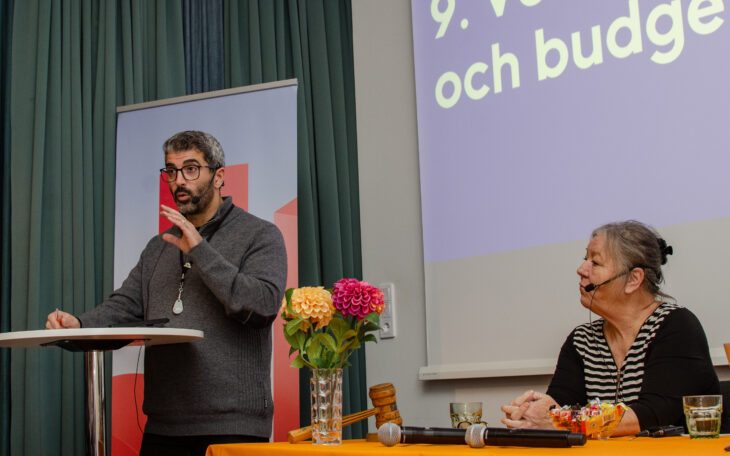 Regionchef Pedram Kouchakpour presenterar budgetförslaget för 2026 och 2027. Budgeten antogs senare av ett enhälligt regionfullmäktige. Till höger mötesordförande Marie Nordin, som även är vice regionordförande.