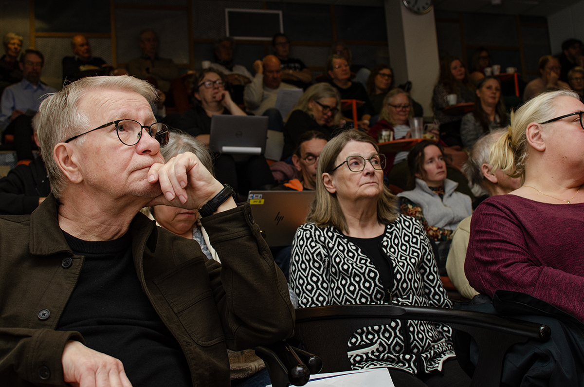 58 förtroendevalda hyresgäster i regionfullmäktige samlade på Arena Första Lång i Göteborg. I förgrunden regionordförande Ronny Bengtsson.