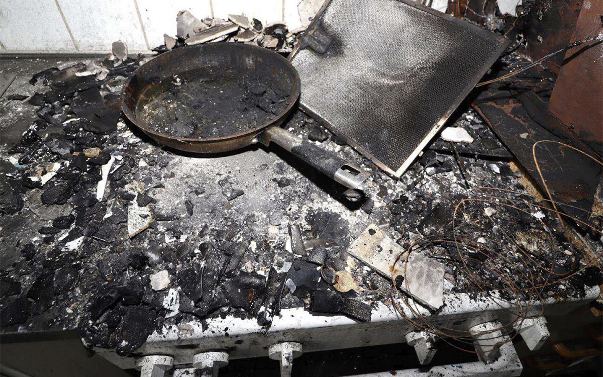 En stekpanna på en spis med högar av förkolnat material/sot. Branden spred sig snabbt via vinden. Ingen vet hur vanligt det är med bostadshus som har vindar som saknar ordentliga brandceller. 