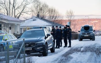 En man som 2024 attackerade två poliser med svärd i Jönköping går självmant med på att hans hyreskontrakt sägs upp. Detta efter att hans värd ansökt om vräkning hos hyresnämnden.