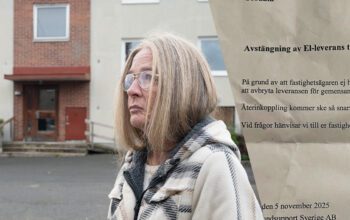 En kvinna i glasögon som tittar till vänster.