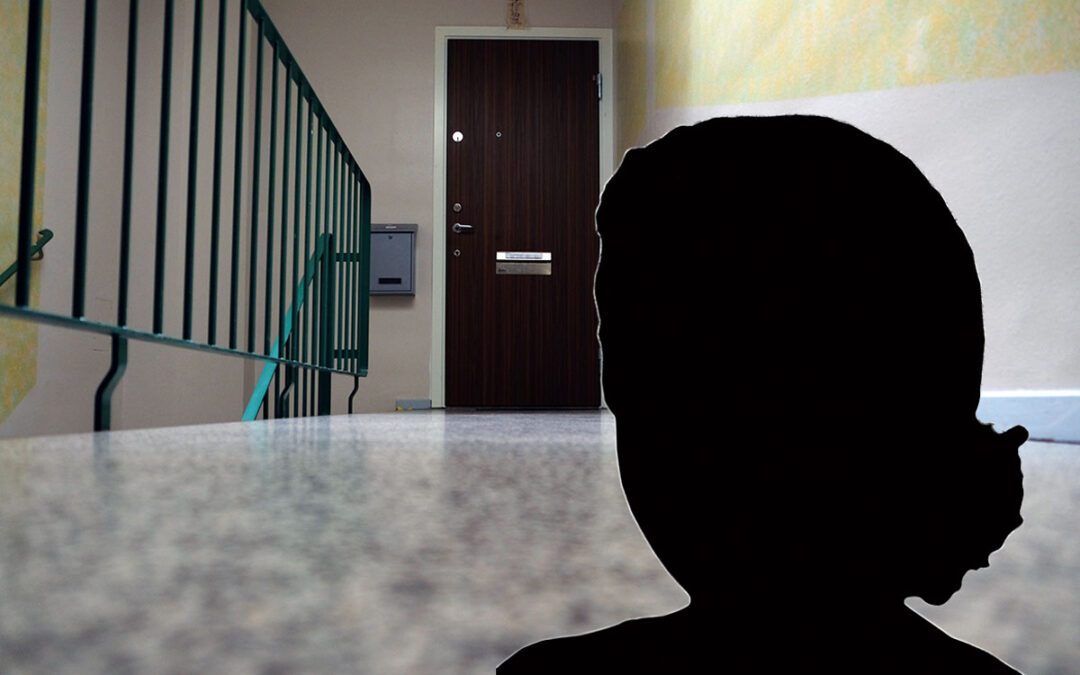 Kvinnlig silhuett i trapphus.