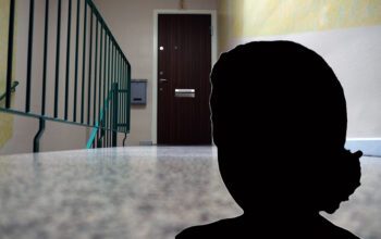 Kvinnlig silhuett i trapphus.