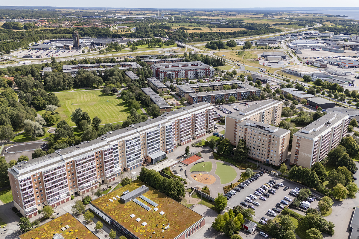 Flygfoto över ett område med höghus.