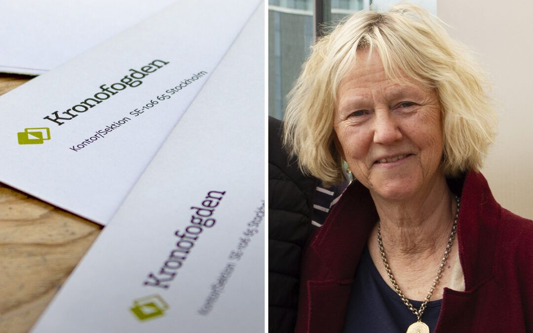 Tvådelat foto. T v: foto på kuvert från Kronofogden med loggan i över vänstra hörnet. T h: Porträttfoto på Annika Backlund i ljus pagefrisyr, vinröd jacka, blå topp, ett halsband i form av en kedja med ett stort runt hänge. Hon ler lite och tittar in i kameran. AB-hem och ägaren Annika Backlund har allvarliga ekonomiska problem, med växande skulder. Olika bolag har vänt sig till flera tingsrätter för att kräva tillbaka pengar. Flera skulder ligger också för indrivning hos Kronofogden.