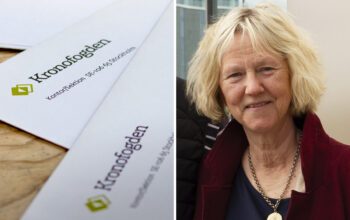 Tvådelat foto. T v: foto på kuvert från Kronofogden med loggan i över vänstra hörnet. T h: Porträttfoto på Annika Backlund i ljus pagefrisyr, vinröd jacka, blå topp, ett halsband i form av en kedja med ett stort runt hänge. Hon ler lite och tittar in i kameran. AB-hem och ägaren Annika Backlund har allvarliga ekonomiska problem, med växande skulder. Olika bolag har vänt sig till flera tingsrätter för att kräva tillbaka pengar. Flera skulder ligger också för indrivning hos Kronofogden.