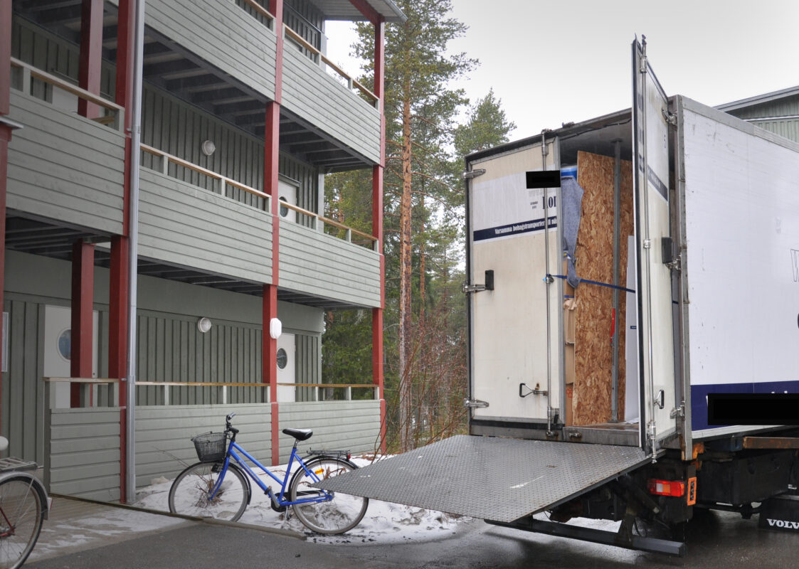 En lastbil med baklift.