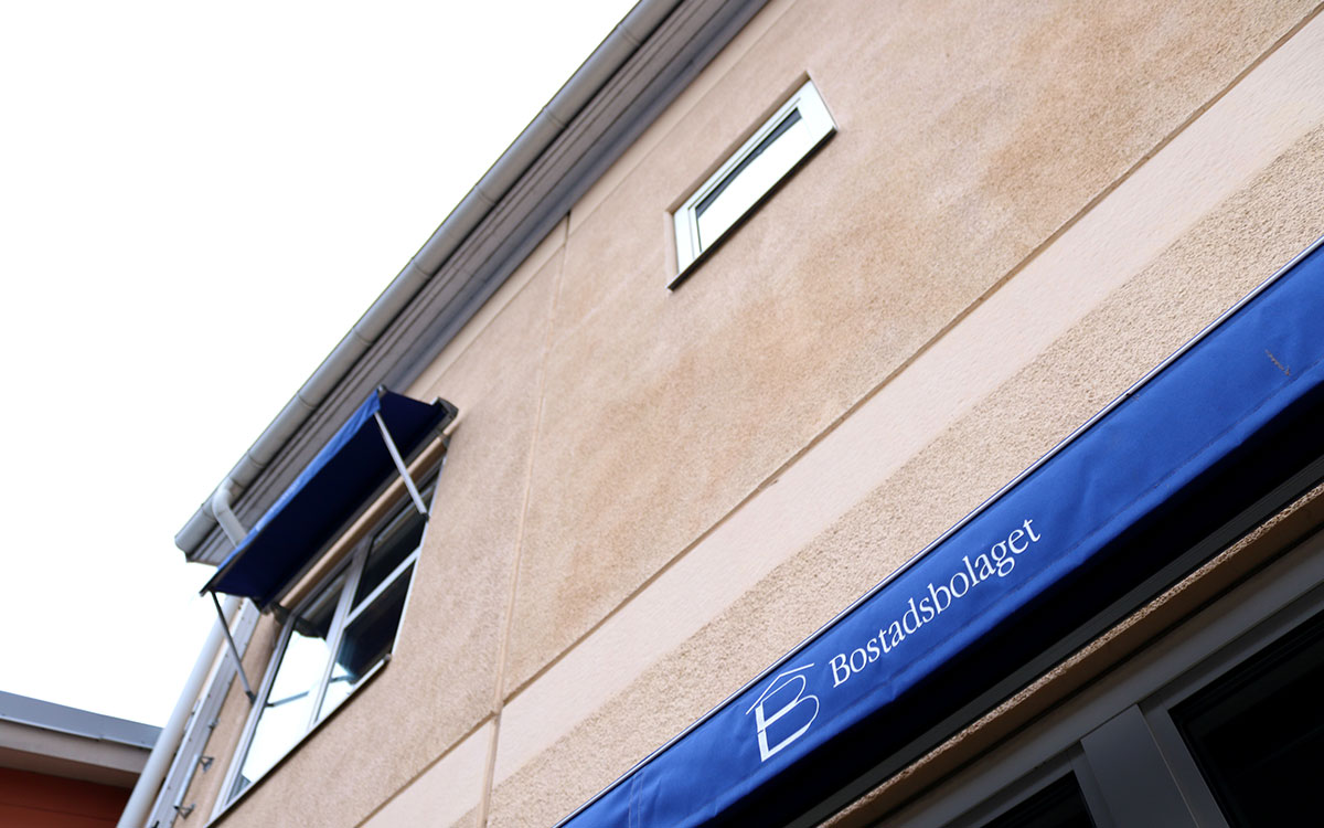 Bostadsbolaget har försökt medla i grannkonflikten.