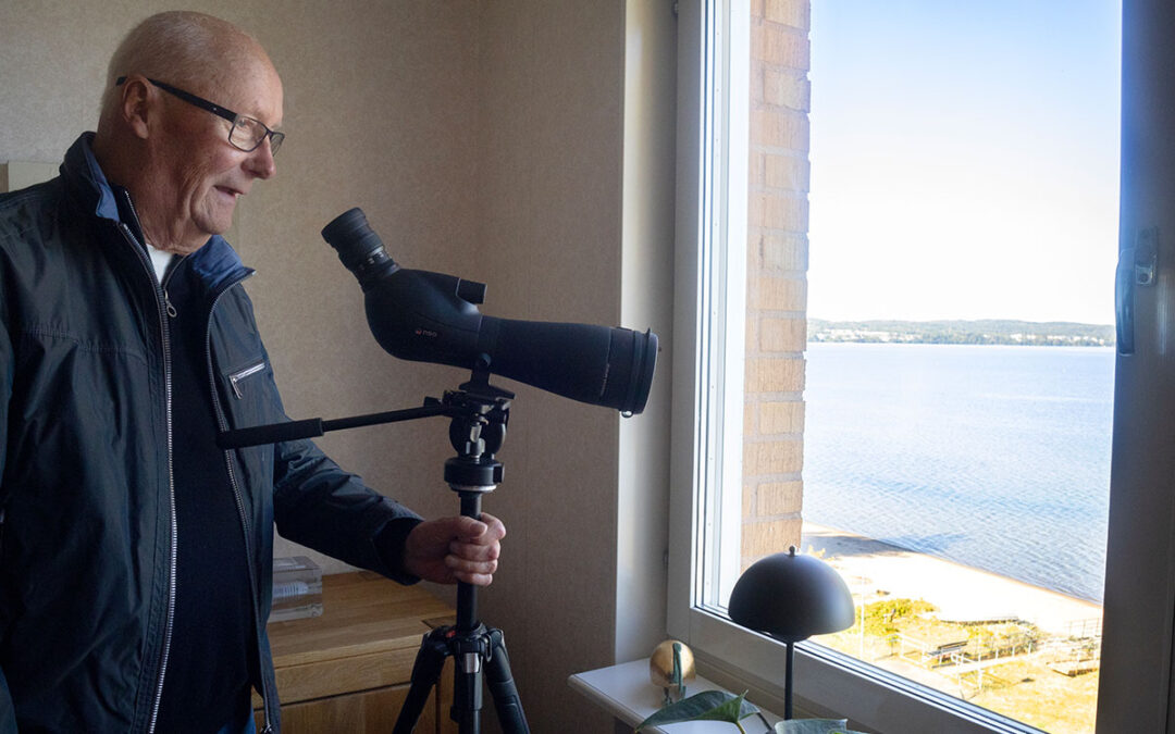 Per-Olof Bergström kan följa båtlivet på Vättern från lägenheten.