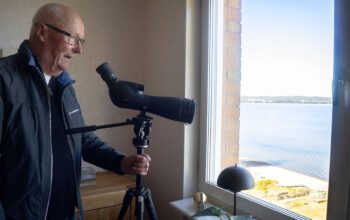 Per-Olof Bergström kan följa båtlivet på Vättern från lägenheten.