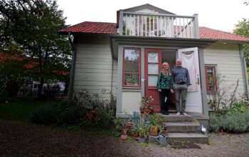 Ingrid Bergqvist och Lasse Borggren köade i 18 år för att få flytta in i Skräddare Svahns hus. Det flyttades till Gamla Linköping 1967.