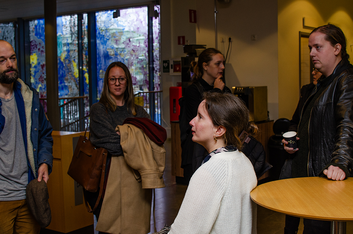 Carin Jacobsson i förgrunden, tillsammans med flera grannar direkt efter avslutat sammanträde i hyresnämnden.