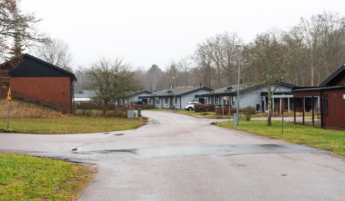 Hyreshus på lärkgatan tillhör de som bostadsbolaget vill ta loss elen från hyran.