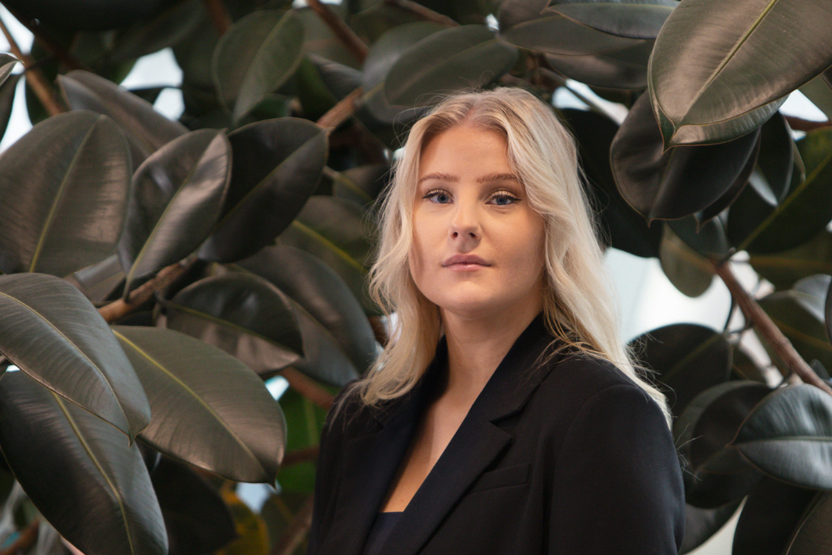 En kvinnan tittar rakt fram