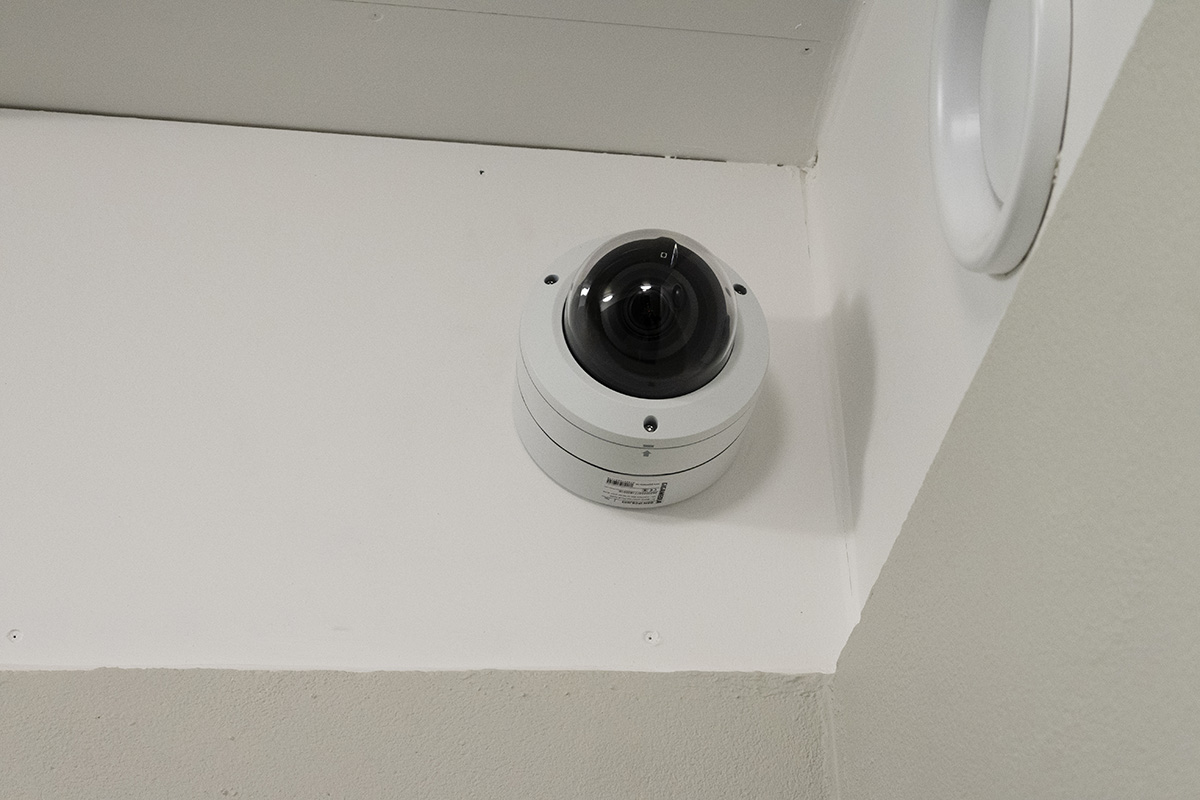 Övervakningskamera på vit vägg.