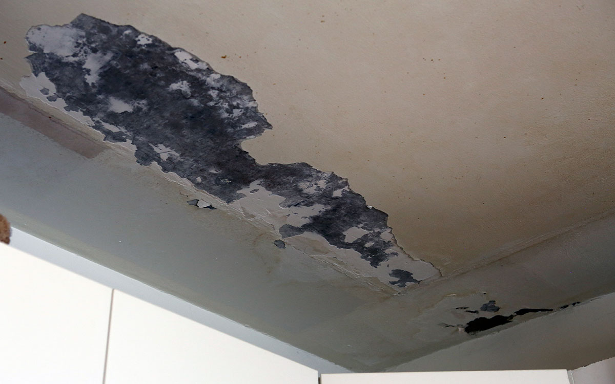 Stationsvägen, Storå, färgsläpp i taket