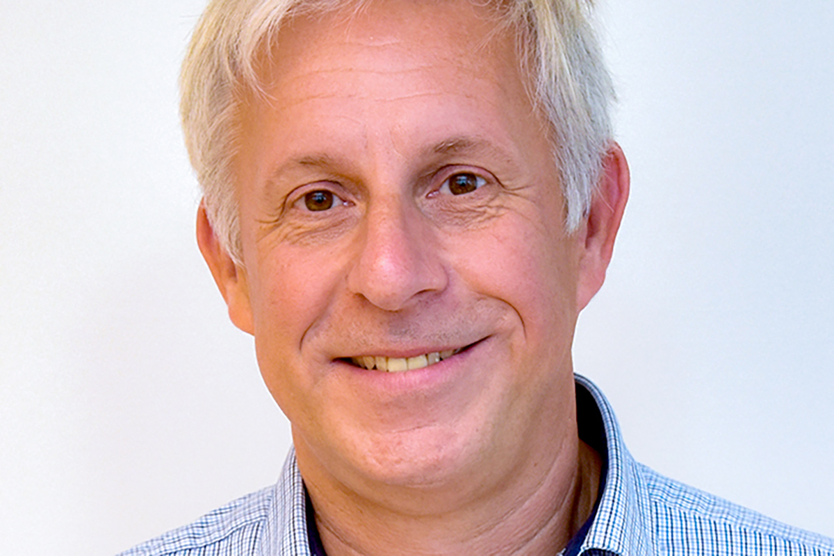 En man som tittar rakt fram.