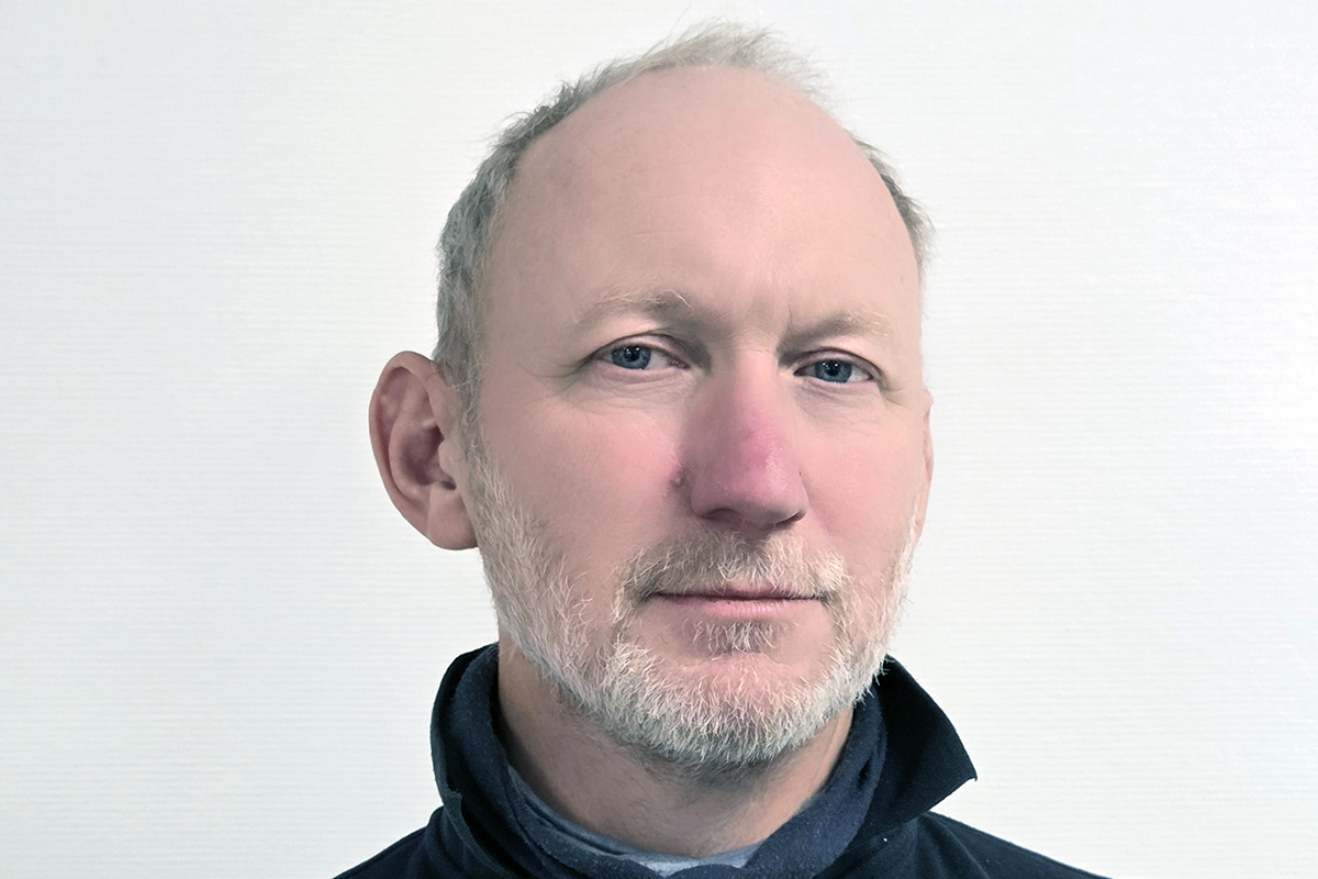 En man tittar rakt fram.