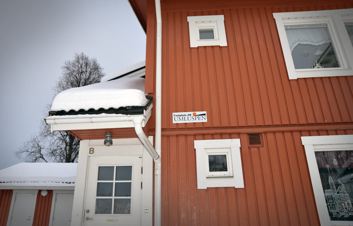 Exteriör på ett hyreshus i två våningar med egna ingångar.