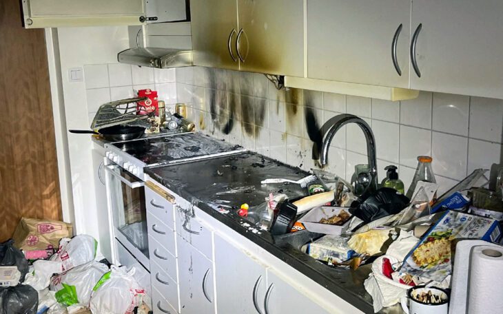 Mannen berättar själv att han skulle laga mat men glömde bort att han satt på spisen och att skräp i köket tog fyr.