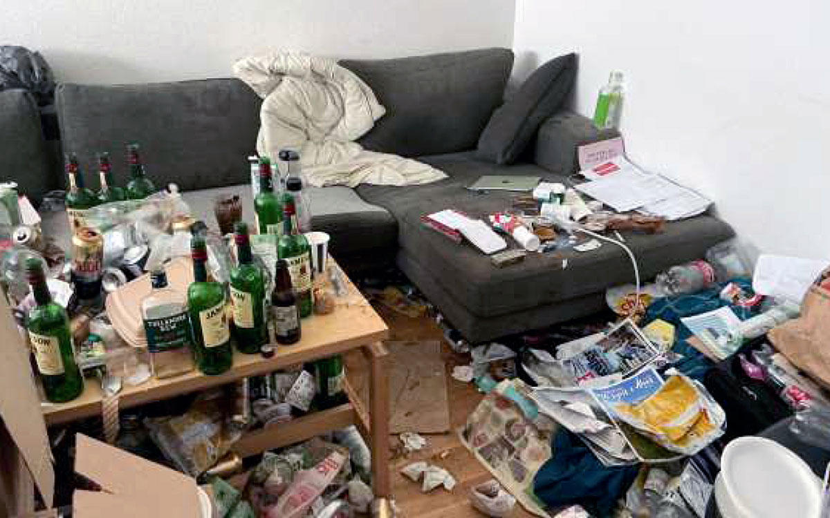 Enligt räddningstjänsten fanns det risk för att branden skulle sprida sig till resten av lägenheten, på grund av allt lättantändligt avfall som fanns i bostaden.