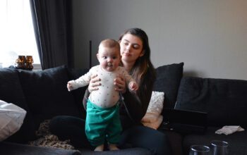 Ebba Lanner, 19 år, med sin bebis Othilia.