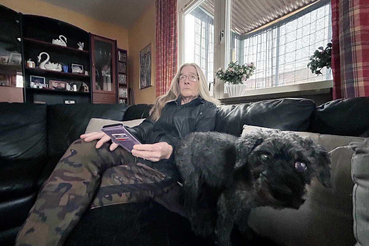 En kvinna i en soffa.