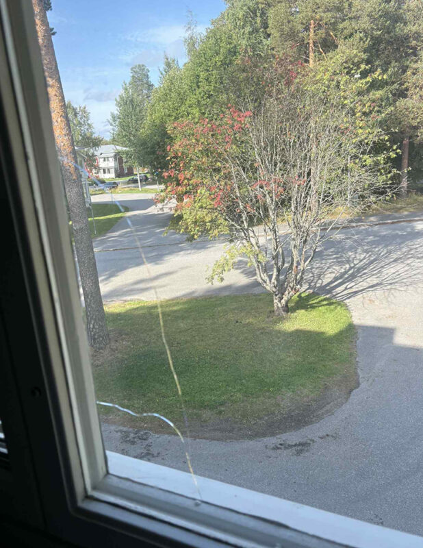 Enligt Ebba var fler saker än ventilationen som strulade på Belongasvängen. De hade exempelvis en spricka i ett fönster.