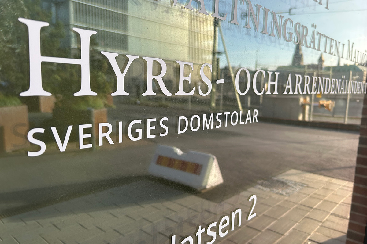 Text på glasfönster.