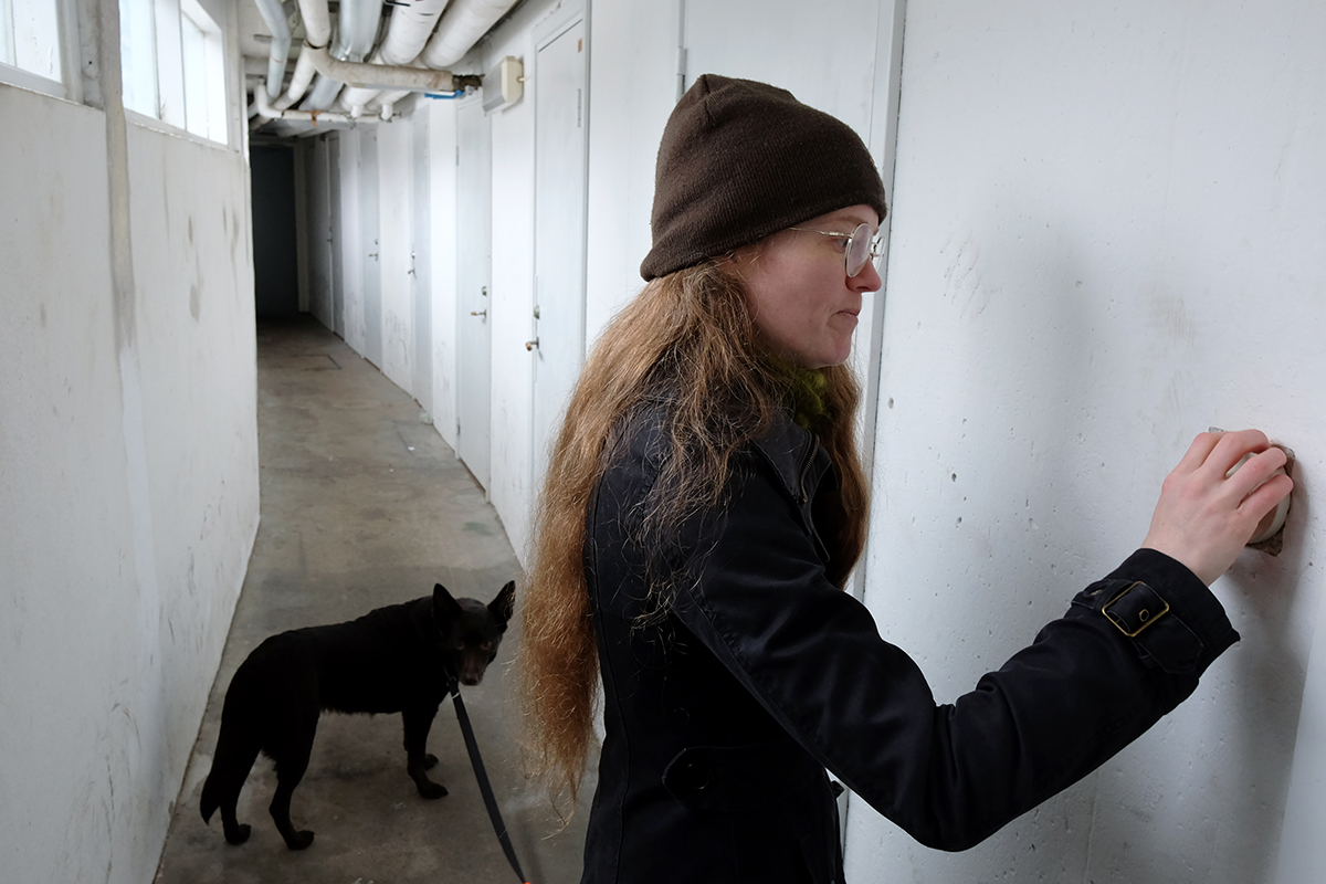 Enligt Deborah Helin har hantverkare under vintern dragit ut kablar genom fönstren från uttag inomhus. Kablarna har sedan lämnats ikopplade på marken där de blivit översnöade.