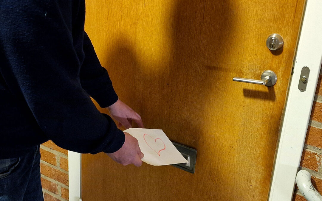 Mannen har vid flera tillfällen lagt lappar med olika kärleksförklaringar i grannens brevlåda. Det är något hon inte uppskattat, utan det har fått henne att känna sig otrygg i boendet. Bilden är arrangerad och tagen på annan plats.