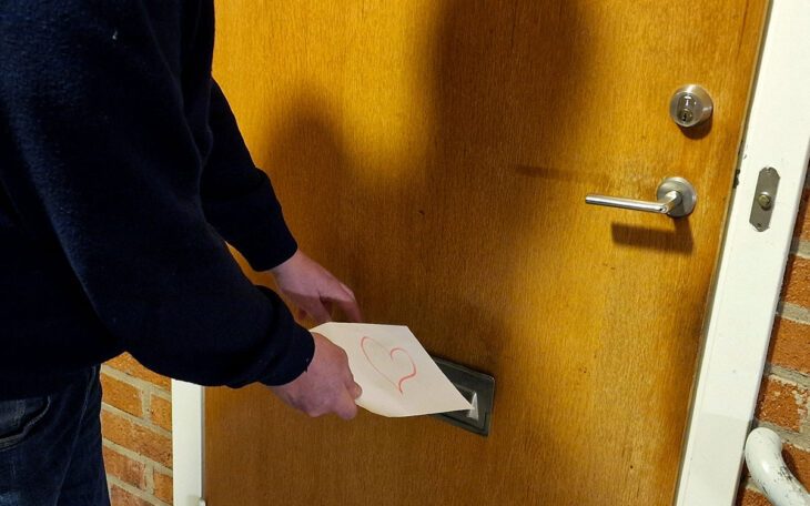Mannen har vid flera tillfällen lagt lappar med olika kärleksförklaringar i grannens brevlåda. Det är något hon inte uppskattat, utan det har fått henne att känna sig otrygg i boendet. Bilden är arrangerad och tagen på annan plats.