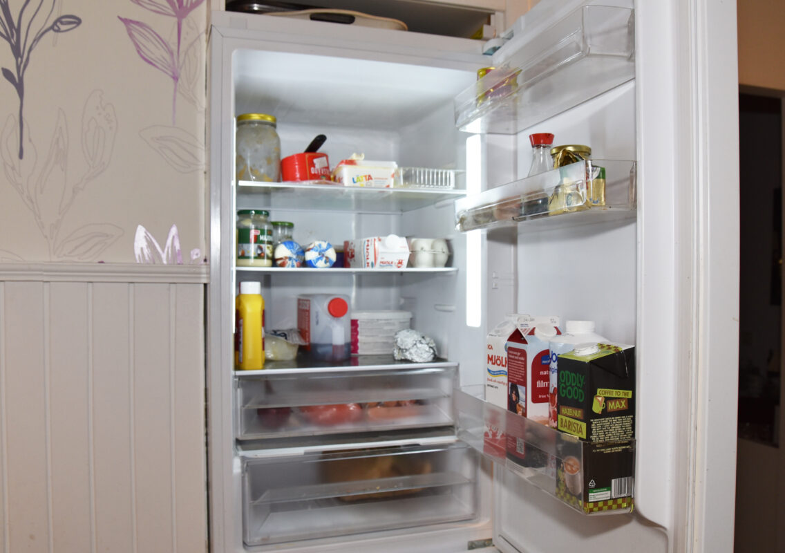 Kylskåpsdörren på vid gavel blottar ett matat innehåll.