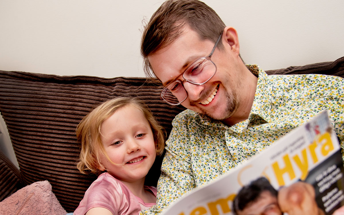 Lo Sandberg, 5 år, läser Hem & Hyra tillsammans med pappa Kristoffer Sandberg.