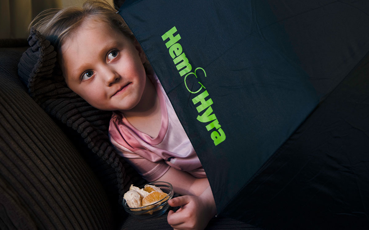 Lo Sandberg, 5 år, bakom ett Hem & Hyra-paraply